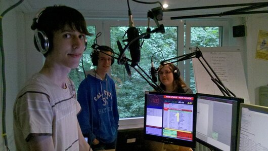 Foto: 11.07.2012 Radio Hitwave im Studio: (v.l.) Simon Brinkmann, Hendrik Frost und Madeleine Luhmann