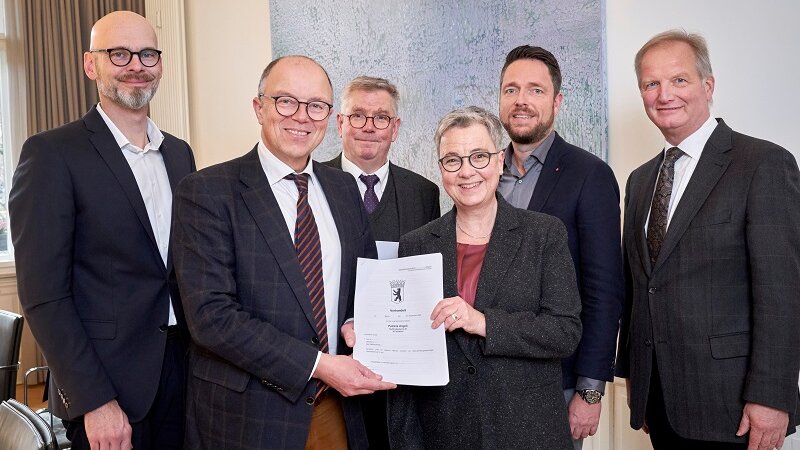 Foto: Nach der notariellen Beurkundung: (v.l.) Michael Wermker (Vorstand Valeo-Kliniken GmbH), Frank Böker (Vorsitzender der Geschäftsführung Johanniter GmbH), Pfarrer Reinhard Witt (Kirchenkreis Münster) sowie Superintendentin Kerstin Goldbeck (Kirchenkreis Hamm), Matthias Becker (Geschäftsführer Johanniter GmbH) und Rechtsanwalt Wolfram Friedrichs (Kirchenkreis Münster) (Foto: Andreas Schoelzel)