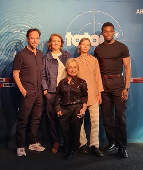 Foto: (v.l.) Jan Josef Liefers, Isa Prahl, ChrisTine Urspruch, Meira Durand, Bless Amanda