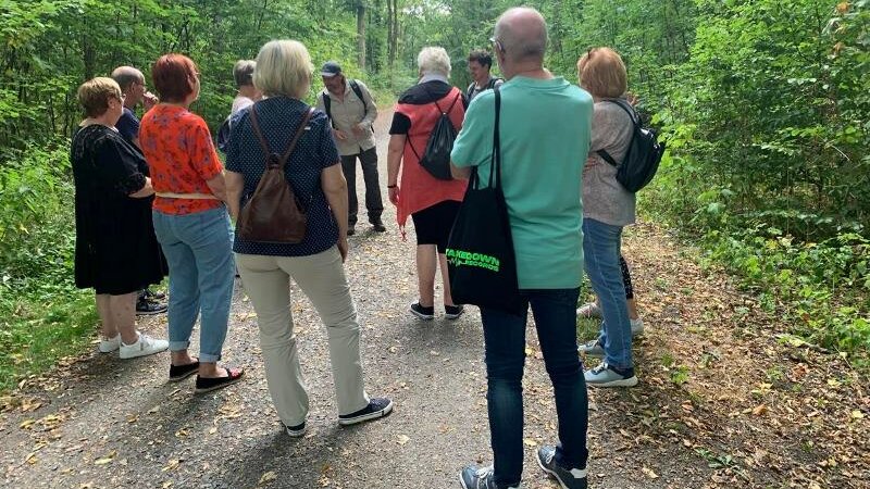 Foto: Die Gruppe „Ü50Hamm-gemeinsam erleben“ beim Waldspaziergang.