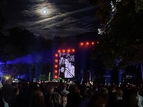 Foto: So eine Bühne hat es bis dato noch nicht vor dem Kurhaus gegeben.