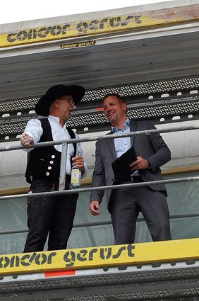 Das traditionelle Schnäpschen nach dem Richtspruch Foto: Das traditionelle Schnäpschen nach dem Richtspruch