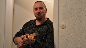 Ole Arntz und seine Ukulele öffnen die Tür für Ralf Grote Foto: Ole Arntz und seine Ukulele öffnen die Tür für Ralf Grote