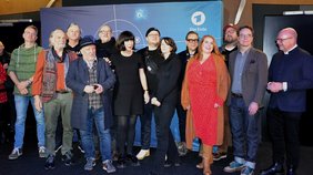 Foto: (v.l.) Thorsten Wettcke, Claus Clausnitzer, Detlev Buck, Axel Prahl, Timo Moritz, Jutta Müller, Björn Meyer, Sophie Seitz, Jan Josef Liefers, Nicole Johannhanwahr, Till Franzen, Alexander Bickel, Münsters Oberbürgermeister Markus Lewe