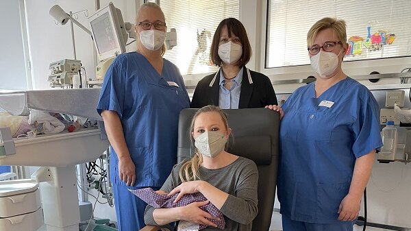 Judith Hille hat Anfang des Jahres Zwillinge mit einem Geburtsgewicht von unter 1000 Gramm zur Welt gebracht und konnten den Stuhl als erste testen. Foto: Judith Hille hat Anfang des Jahres Zwillinge mit einem Geburtsgewicht von unter 1000 Gramm zur Welt gebracht und konnten den Stuhl als erste testen. Darüber freuen sich Dagmar Fietz und Britta Kraushaar aus dem EVK. Auch Regina Dorsch von Nestlé Nutrition war persönlich vor Ort, um den Gewinn als Unterstützer zu übergeben.