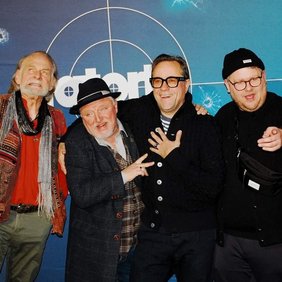 Foto: (v.l.) Claus Clausnitzer, Axel Prahl, Jan Josef Liefers, Björn Meyer