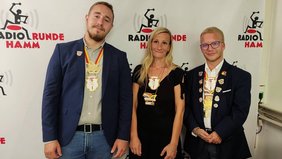 Foto: (v.l.) Steven, Sandra und Jason von der KG Freudenthal bestimmen im "Muckenalarm Talk" die Musikfarbe