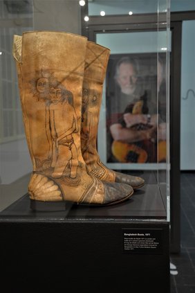 Mit diesen selbst bemalten Stiefeln stand Klaus Voormann mit auf der Bühne beim Concert For Bangla Desh. Foto: Mit diesen selbst bemalten Stiefeln stand Klaus Voormann mit auf der Bühne beim Concert For Bangla Desh.