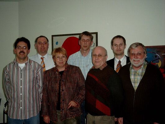 Foto: 06.04.2005 - Gruppenbild nach Gründungsversammlung: Der erste Vorstand der Radio Runde Hamm e.V.