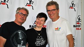 Foto: (v.l.) Peter, Joana und Carlo im Studio der Radio Runde Hamm