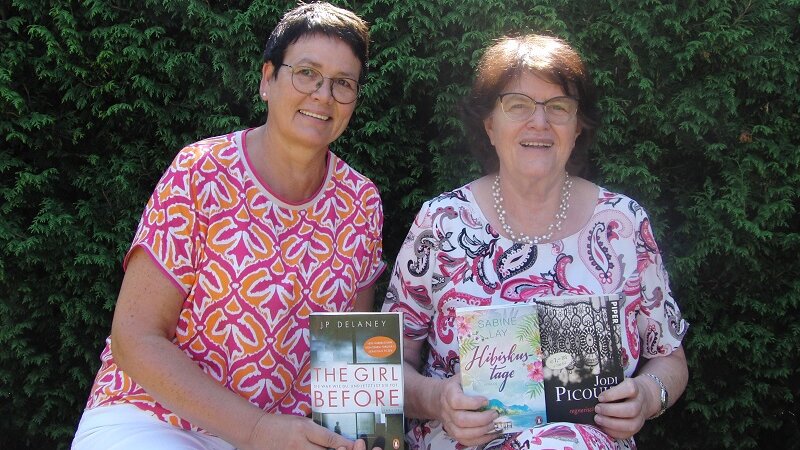 Foto: Lieselotte Bergenthal und Karin Berheide (r.) geben Buchtipps