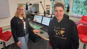 Foto: Kim Klages (l.) und Leon Oeste moderieren "Radio Hitwave"