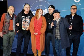 Foto: (v.l.) Claus Clausnitzer, Detlev Buck, Nicole Johannhanwahr, Björn Meyer, Axel Prahl, Jan Josef Liefers
