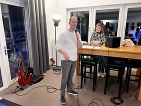 Foto: Mario Siegesmund mit Assistentin Sophie