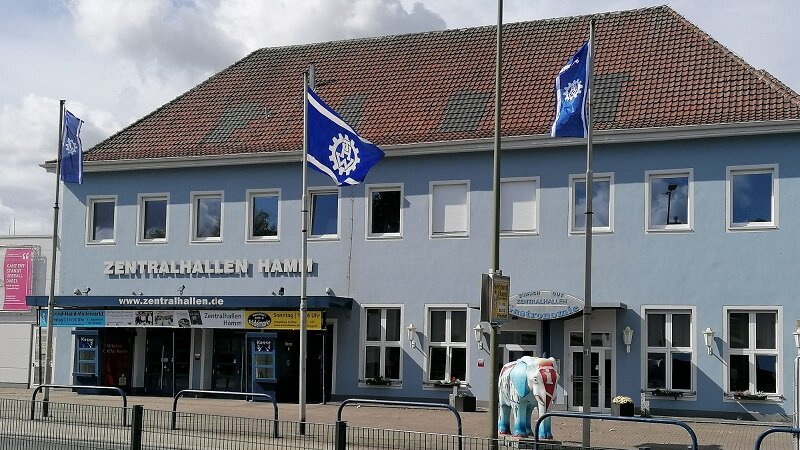 THW-Flaggen vor den Zentralhallen weisen den geladenen Gästen den Weg (Foto: THW Hamm) Foto: THW-Flaggen vor den Zentralhallen weisen den geladenen Gästen den Weg (Foto: THW Hamm)