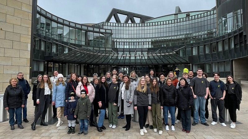 Foto: Das Stadtteilzentrum Bockelweg aus Heessen zu Besuch beim NRW-Landtag in Düsseldorf.