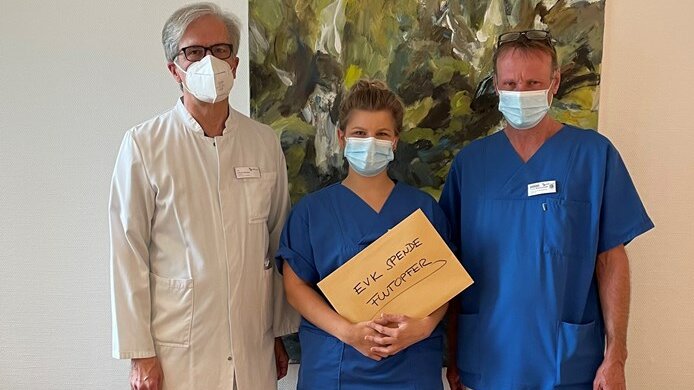 Foto: Chefarzt Dr. Ulrich Kandzi, Friederike Bäcker (Krankenschwester) und Frank Middendorff (Pflegerische Abteilungsleitung) geben stellvertretend für Simone Reimertz die Spendensumme von 3.000 € weiter. 