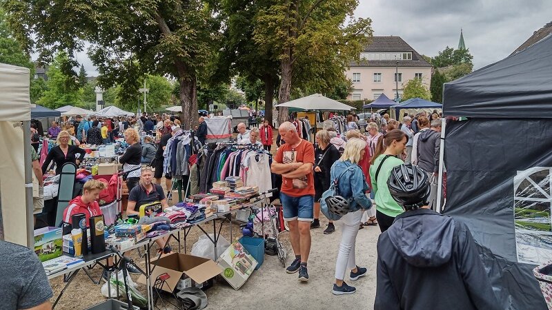 Trödelmarkt in den Ringanalgen (Foto: Lutz Henke) Foto: Trödelmarkt in den Ringanalgen (Foto: Lutz Henke)