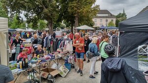 Foto: Trödelmarkt in den Ringanalgen (Foto: Lutz Henke)