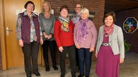 Foto: Trafen sich zum Klön-Snack: (v.l.) Magdalena Schulze, Thordis Ohnrich (Stadtteilbüro Pelkum), Monika Quebs, Christiane Mitlewski (Stadtteilbüro Mitte), Lubrov Petri und Ursula Halbe