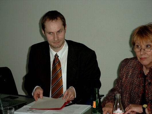 Foto: 06.04.2005 - So formell ging`s zu... Ralph Becker und Gabi Feuerstein bei der Gründungsversammlung