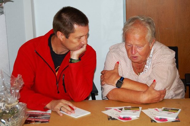 Foto: 01.09.2018 Torsten Daiber und Edeltraud Tümmers grübeln beim Radio-Workshop