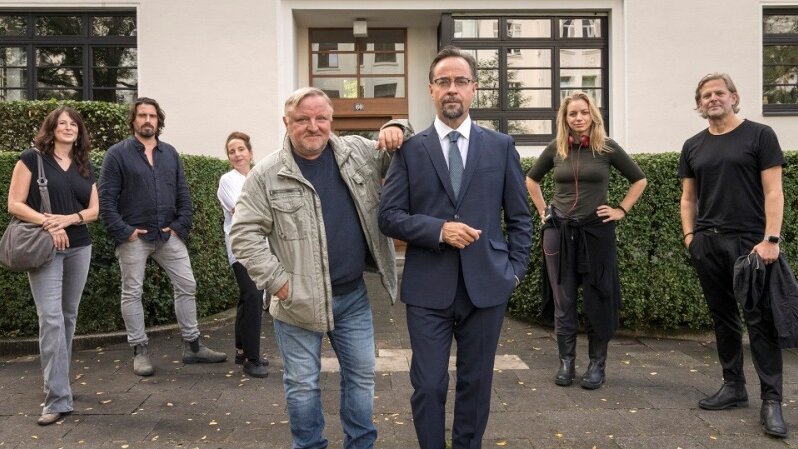 Das „Tatort“-Ensemble aus Münster steht im Jubiläumsjahr für einen weiteren neuen Fall aktuell vor der Kamera. Foto: (v.l.) Sophie Seitz (Redakteurin), Felix Novo de Oliviera (Kameramann), Regine Bielefeldt (Autorin), Axel Prahl (als Frank Thiel), Jan Josef Liefers (als Prof. Karl-Friedrich Boerne), Michaela Kezele (Regisseurin), Jan Kruse (Produzent Bavaria Fiction) (Foto: © WDR/Thomas Kost)