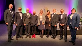 Foto: Das Direktorium der St. Barbara-Klinik Hamm GmbH und der Vorstand der St. Franziskus-Stiftung Münster verabschiedeten Dr. Helmut Bülhoff (3.v.l.) in den wohlverdienten Ruhestand und hießen Dr. Adrian Komadinic (7.v.l.) als neuen Chefarzt der Klinik für Unfallchirurgie und Orthopädie willkommen (Foto: Alexandra Janiel).