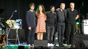 Foto: (v.l.) Bene Aperdannier, Lily Dahab, Camilo Vila Robles (Bass/Kolumbien), Jo Gehlmann (Gitarre/Deutschland), Alfonso Garrida VPercussion/Chile)