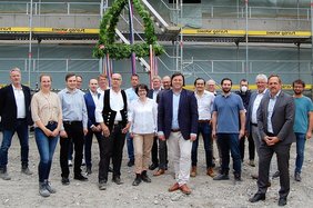 Stolze und zufriedene Gesichter: Das Projekt Funktionstrakt läuft nach Plan. Foto: Stolze und zufriedene Gesichter: Das Projekt Funktionstrakt läuft nach Plan.