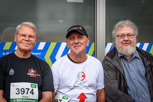 Foto: 07.09.2017 - Drei Radio-Stimmen beim Firmenlauf: (v.l.) Klaus Skrzipietz für die Radio Runde Hamm, Pedda Scheurer für das KESH und Martin Begett als Zuschauer an der Strecke