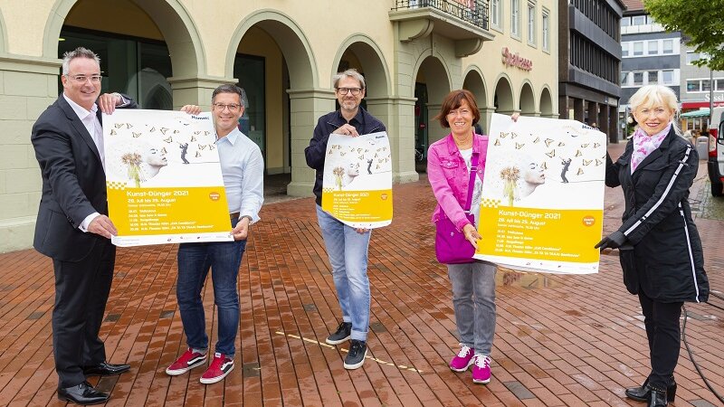 Foto: (v.l.) Torsten Cremer, Vorstandsvorsitzender der Sparkasse Hamm; Marc Herter, Oberbürgermeister der Stadt Hamm; Knud Skrzipietz, Leiter Kulturbüro der Stadt Hamm, Monika Schnieders-Pförtsch und Monika Simshäuser, Ausschuss für Kultur, Kreativwirtschaft und Städtepartnerschaft (Foto: Thorsten Hübner)