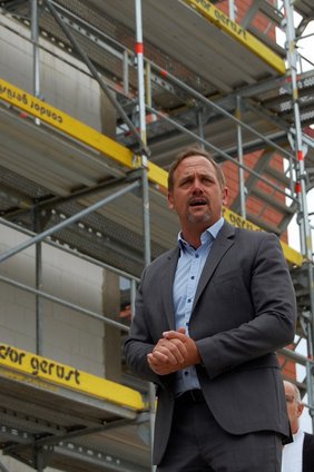 Klinik-Geschäftsführer Thorsten Keuschen begrüßte die Anwesenden und durfte im Anschluss die Zeitkapsel einmauern. Foto: Klinik-Geschäftsführer Thorsten Keuschen begrüßte die Anwesenden und durfte im Anschluss die Zeitkapsel einmauern.