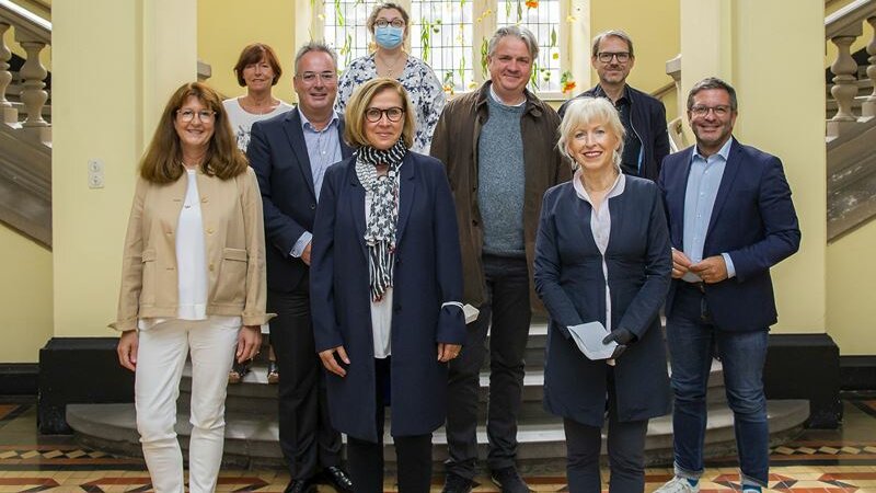 Foto: (vorn v.l.) Katharina Potthoff (Förderverein KlassikSommer), Cornelia Helm (Stadtwerke Hamm GmbH), Monika Simshäuser (Vorsitzende des Ausschusses für Kultur, Kreativwirtschaft und Städtepartnerschaft der Stadt Hamm), (Mitte v.l.) Torsten Cremer (Sparkasse Hamm, Vorsitzender des Beirats KlassikSommer), Frank Beermann (Künstlerischer Leiter KlassikSommer), Marc Herter (Oberbürgermeister u. Kulturdezernent der Stadt Hamm), (hinten v.l.) Monika Schnieders-Pförtsch (Stellv. Vorsitzende des Ausschusses für Kultur, Kreativwirtschaft und Städtepartnerschaft der Stadt Hamm), Petra Strassdas (Kulturbüro Stadt Hamm, Bereich Konzerte), Knud Skrzipietz (Leiter Kulturbüro Stadt Hamm) (Foto: Thorsten Hübner)