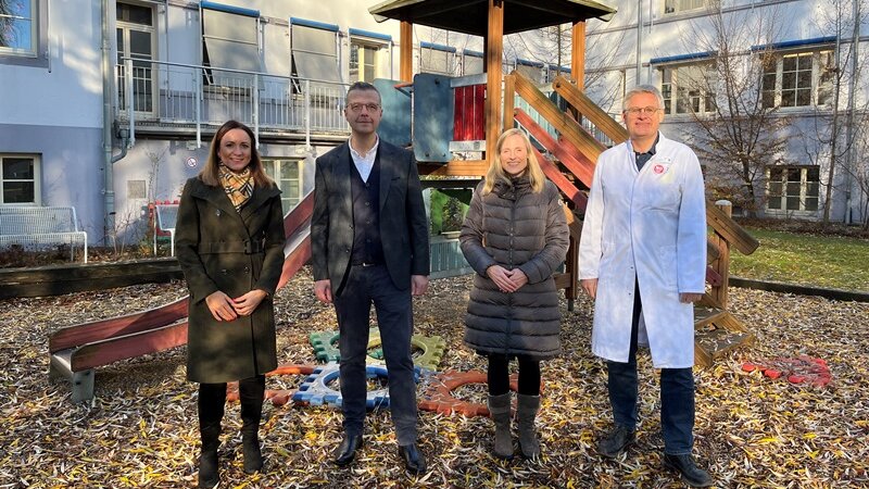 Foto: (v.l.): Bianca Wirtz (2. Vorsitzende des Fördervereins), André Vogt, Marie-Christine Ostermann (1. Vorsitzende des Fördervereins) und Prof. Dr. Wolfgang Kamin (Klinikdirektor Klinik für Kinder und Jugendmedizin) (Foto: Ostermann)