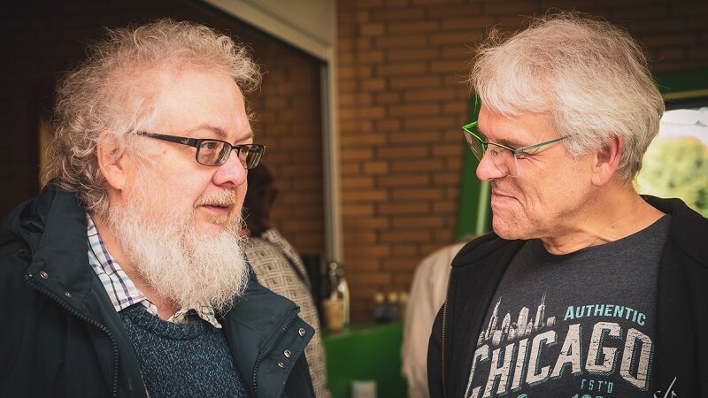 Fachsimpeln gerne (auch) über Musik: Martin Begett (l.) und Detlef Narloch Foto: Fachsimpeln gerne (auch) über Musik: Martin Begett (l.) und Detlef Narloch