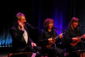 Foto: "Yes Sir, I Can Boogie": (v.l.) Peter Brooke Turner, Laura Currie und Hester Goodman