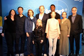 Foto: (v.l.)  WDR-Redakteurin Sophie Seitz, Schauspieler Jan Josef Liefers, Regisseurin Isa Prahl, Schauspielerin Christine Urspruch, Produzent Jan Kruse (Bavaria Fiction, Niederlassung Köln), Schauspielerin Meira Durand, Schauspieler Bless Amada, Drehbuchautorin Regine Bielefeldt, WDR-Fiction-Chef Alexander Bickel