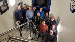 Foto: Gruppenfoto der ehrenamtlichen Helfer mit dem Ortsbeauftragten Michael Erning (3. v.l.) im Treppenhaus der THW-Dienststelle (Foto: THW Hamm) 