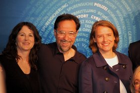 Foto: (v.l.) Sophie Seitz, Jan Josef Liefers und Isa Prahl
