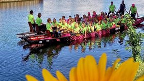 Foto: Ladybugs (Pink Paddlers) paddeln für alle Frauen, die gegen diese Krankheit kämpfen müssen. Es ist nie zu spät, aktiv zu werden. (Foto: Ladybugs)