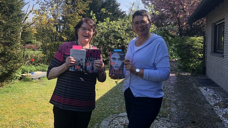 Foto: Lieselotte Bergenthal (l.) und Karin Berheide mit den Buchvorstellungen für den Mai