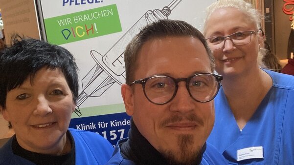 Foto: (v.l.) Kirsten Brochtrop, Christian Oberdick und Dagmar Fietz freuten sich über viele Interessierte an ihrem Stand im Allee-Center zur Gewinnung von Pflegekräften für das Ev. Krankenhaus Hamm